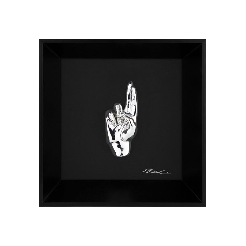 Buscìa - il linguaggio delle mani con scultura in resina cromata su quadro fondo nero e cornice artigianale italiana