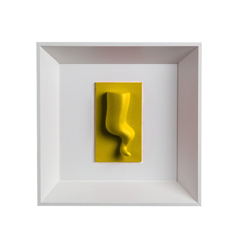 Corno - scultura colorata su quadro fondo bianco e cornice artigianale italiana