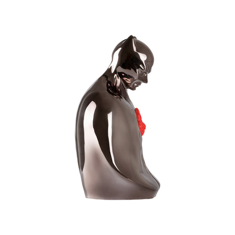 Man in black - scultura in resina cromata con cuore rosso (vers.27x18 cm)