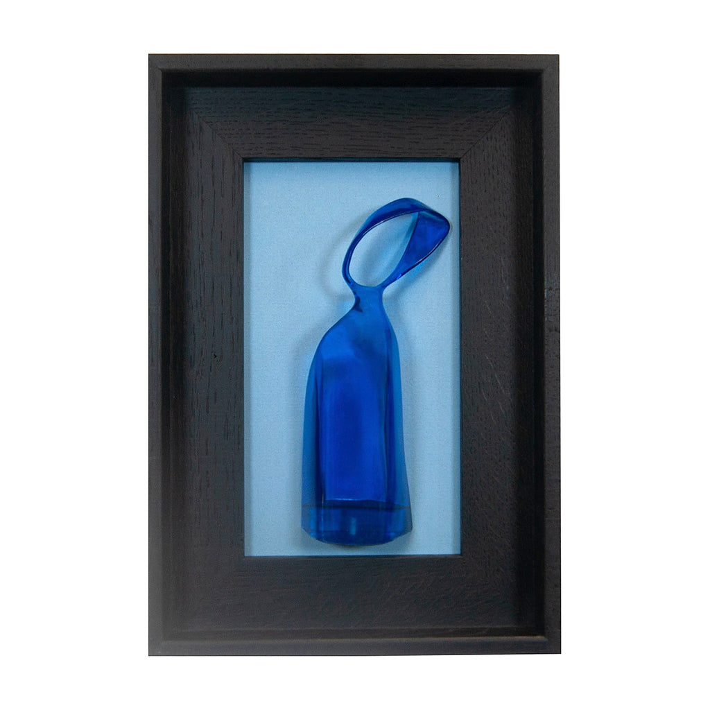 Fides qua - scultura in resina colorata blu trasparente su quadro fondo nero