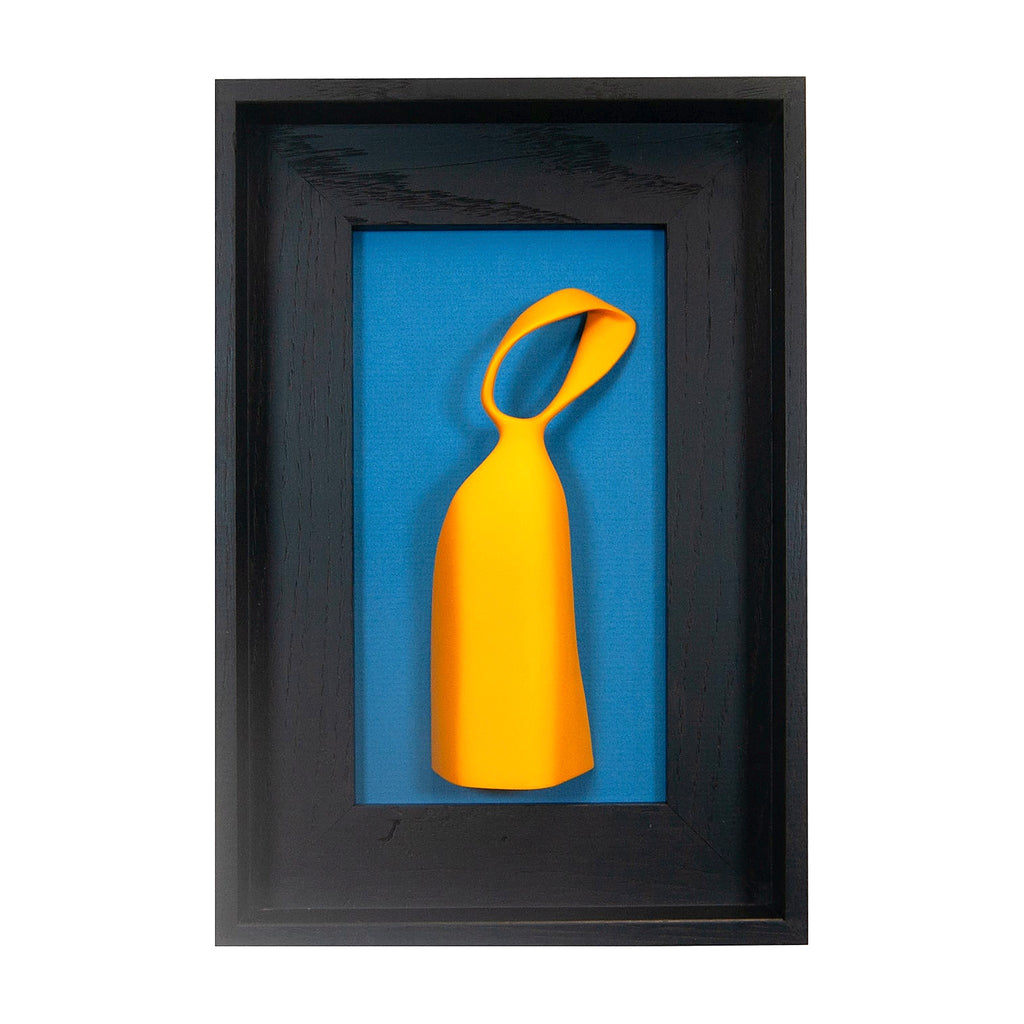 Fides qua - scultura in resina colorata gialla su quadro fondo nero