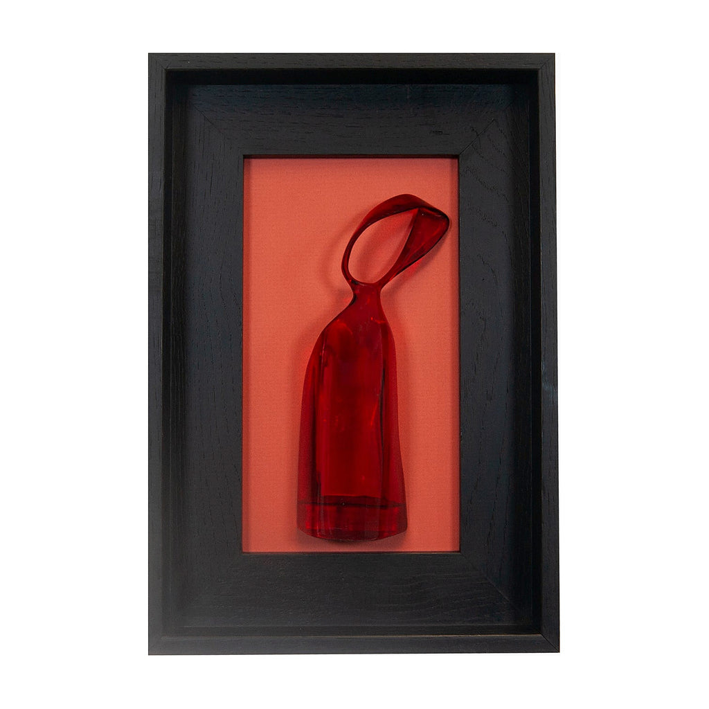 Fides qua - scultura in resina colorata rossa trasparente su quadro fondo nero