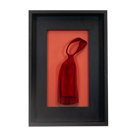 Fides qua - scultura in resina colorata rossa trasparente su quadro fondo nero
