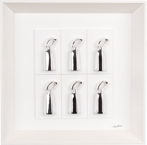 Multi Fides qua - sculture in resina cromata argento in quadro fondo bianco