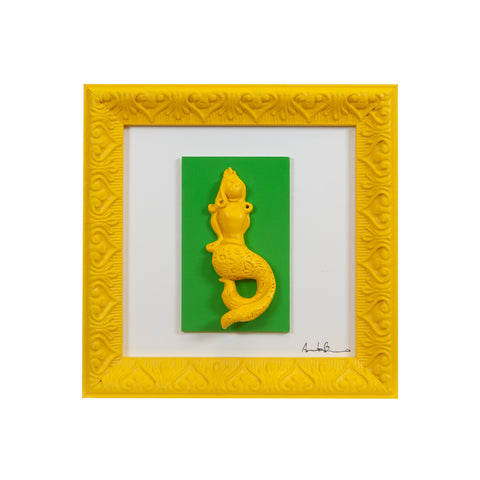 Regina Partenope - scultura in resina colorata gialla della sirena Regina Partenope su cartoncino verde in cornice artigianale italiana