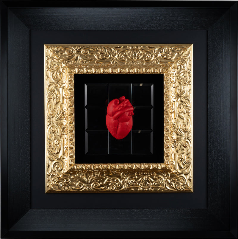 Staje cca - sculpture in golden resin on a black background with an Italian artisan frame