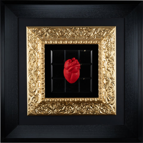 Staje cca - sculpture in golden resin on a black background with an Italian artisan frame