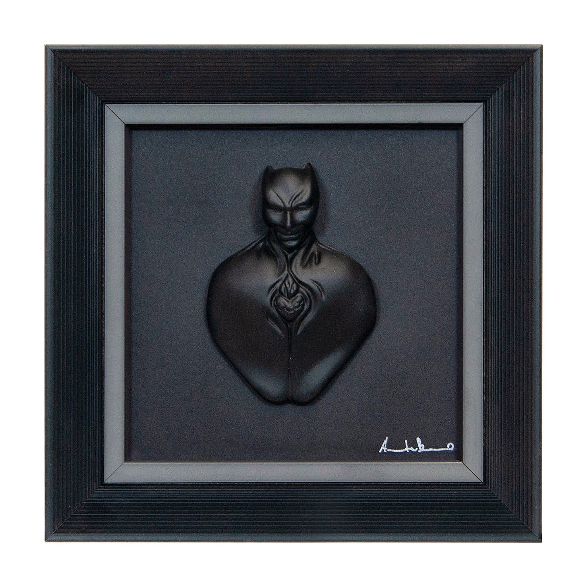 Man in black-scultura in resina opaca con bordo grigio in quadro fondo nero