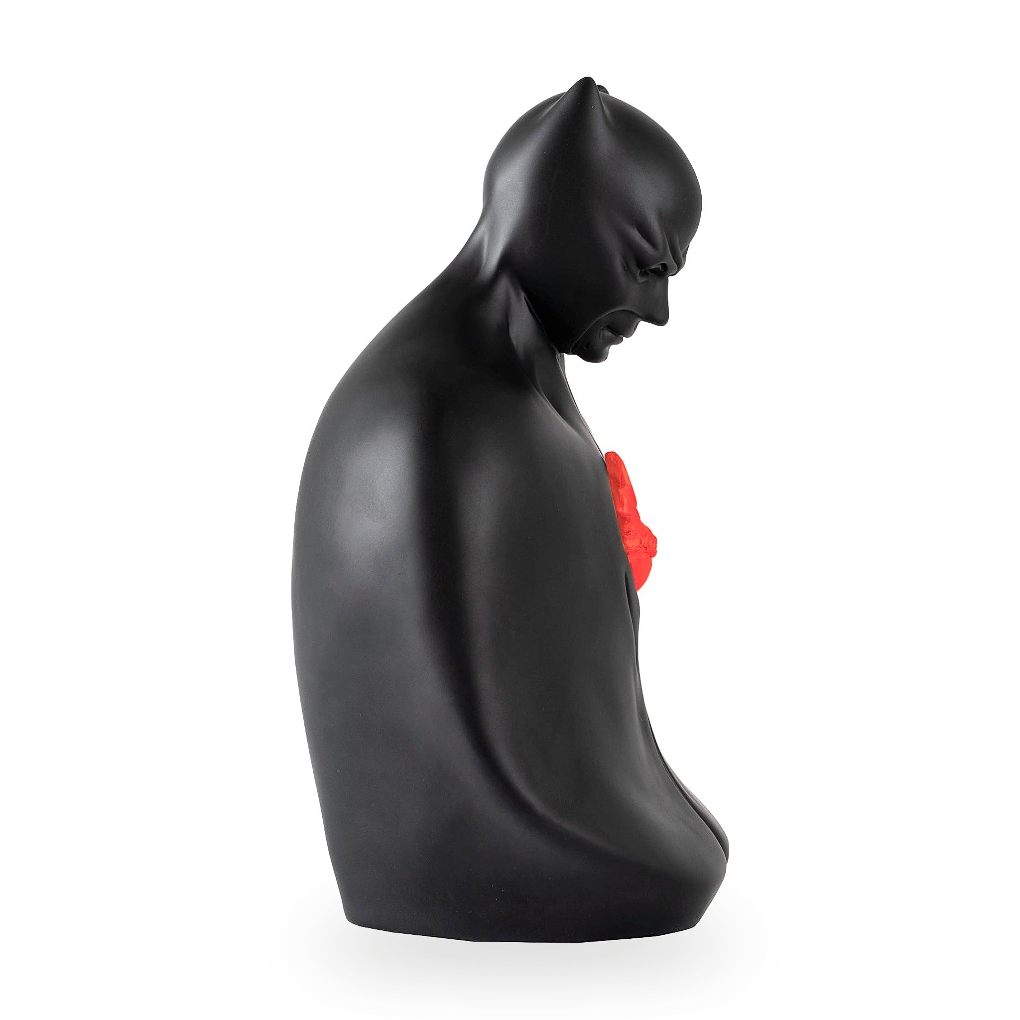 MAN IN BLACK - scultura in resina opaca nera con cuore in resina colorata rossa (vers.40x25 cm)
