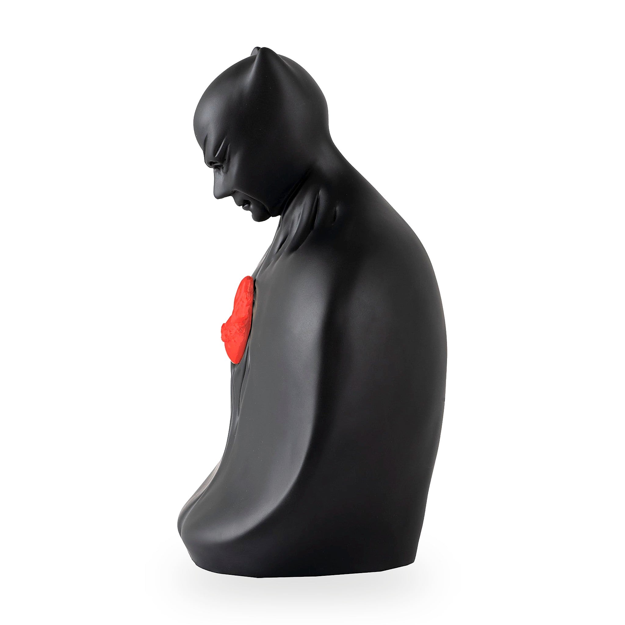 MAN IN BLACK - scultura in resina opaca nera con cuore in resina colorata rossa (vers.40x25 cm)