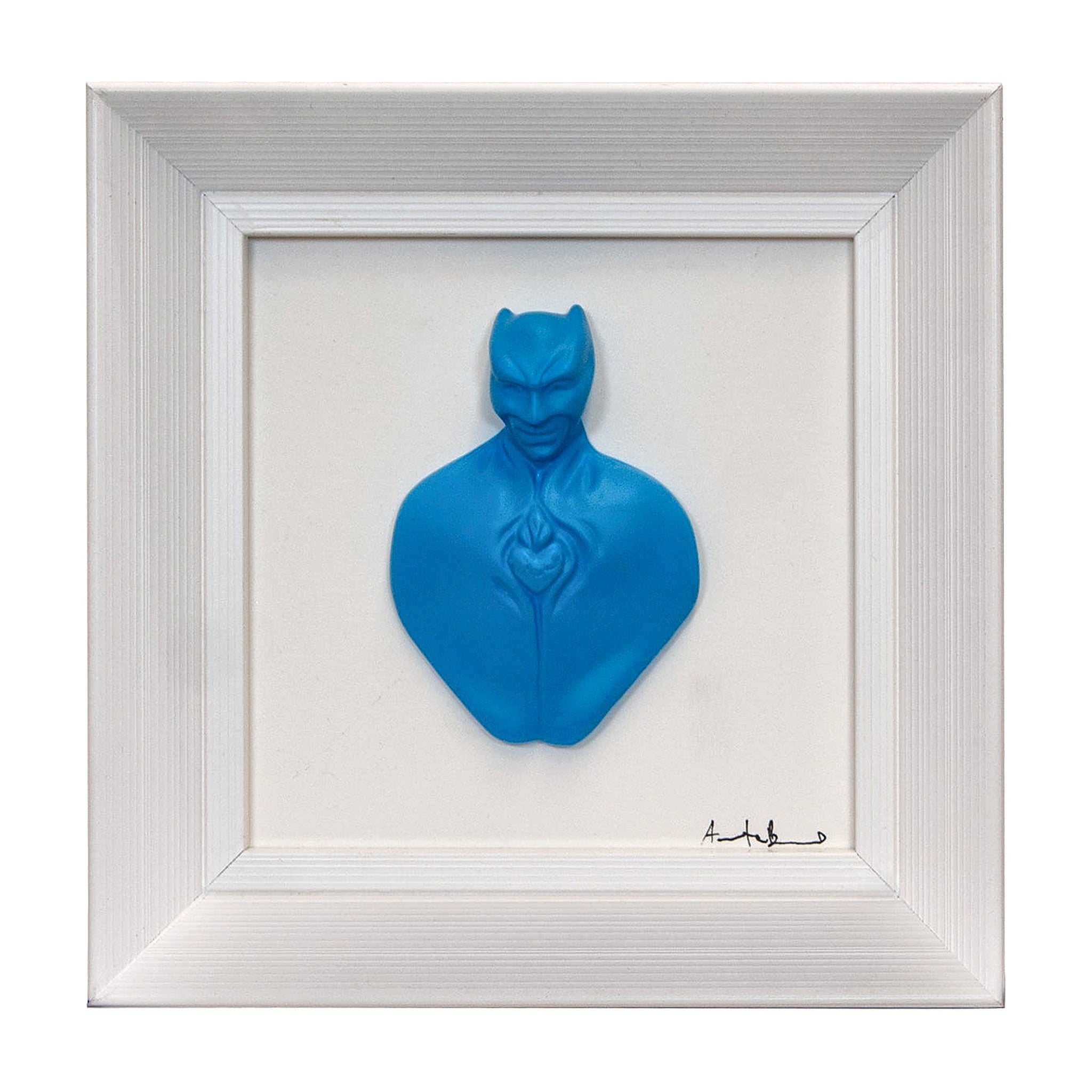 Man in color-scultura in resina opaca azzurra con cornice bianca in quadro fondo bianco