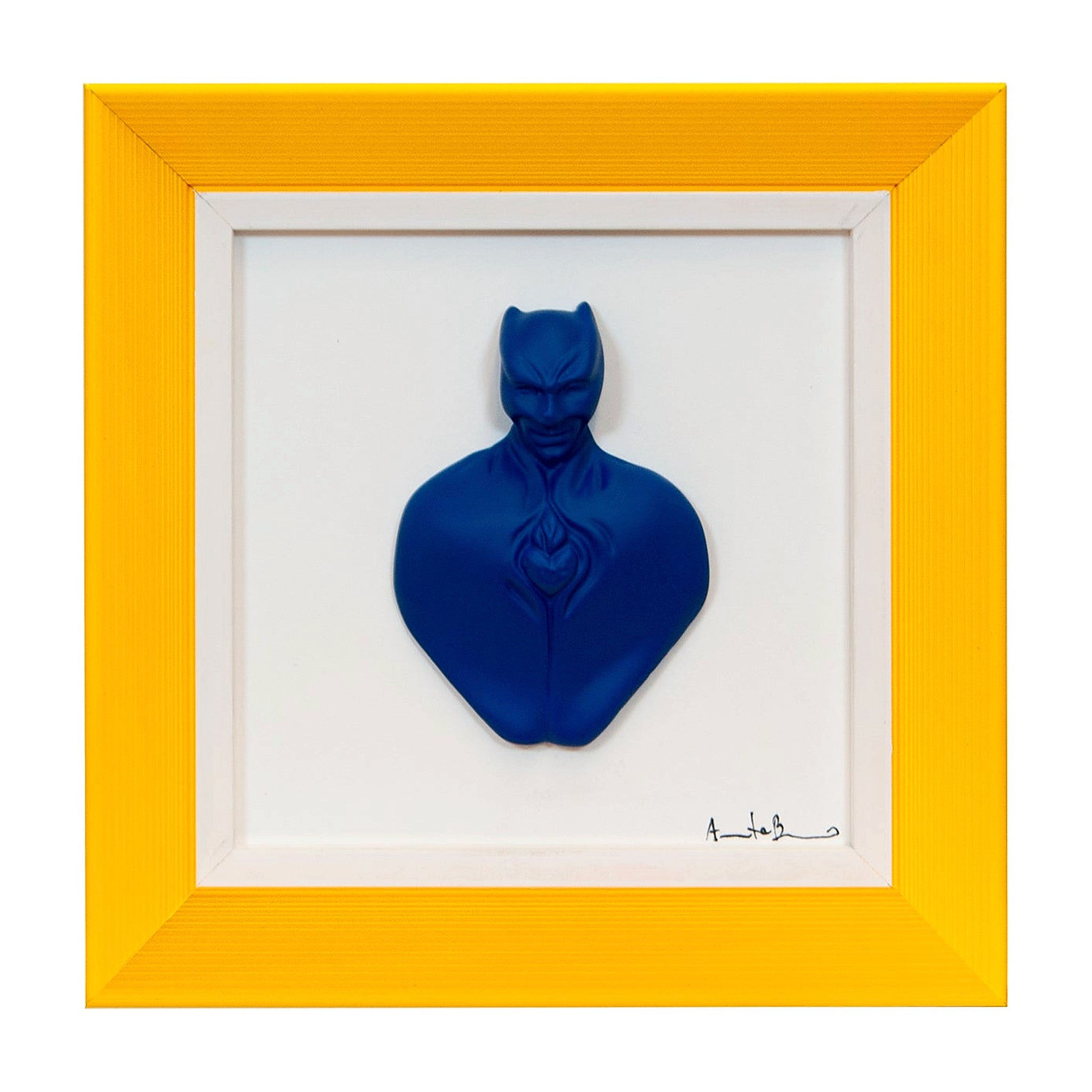 Man in color-scultura in resina opaca blu con cornice gialla in quadro fondo bianco