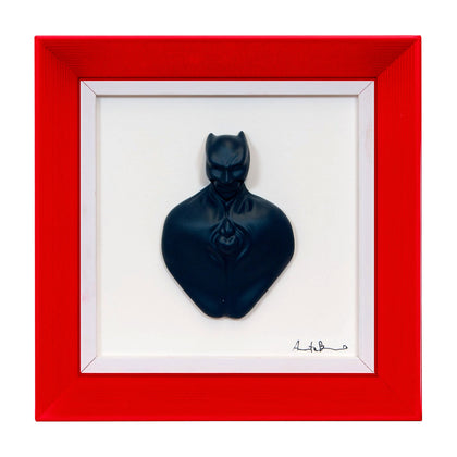 Man in color-scultura in resina opaca blu con cornice rossa in quadro fondo bianco