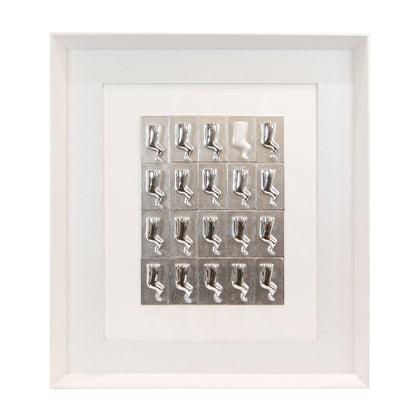 Multicorni - quadro con sculture in resina argento e uno bianco su fondo bianco con cornice artigianale italiana