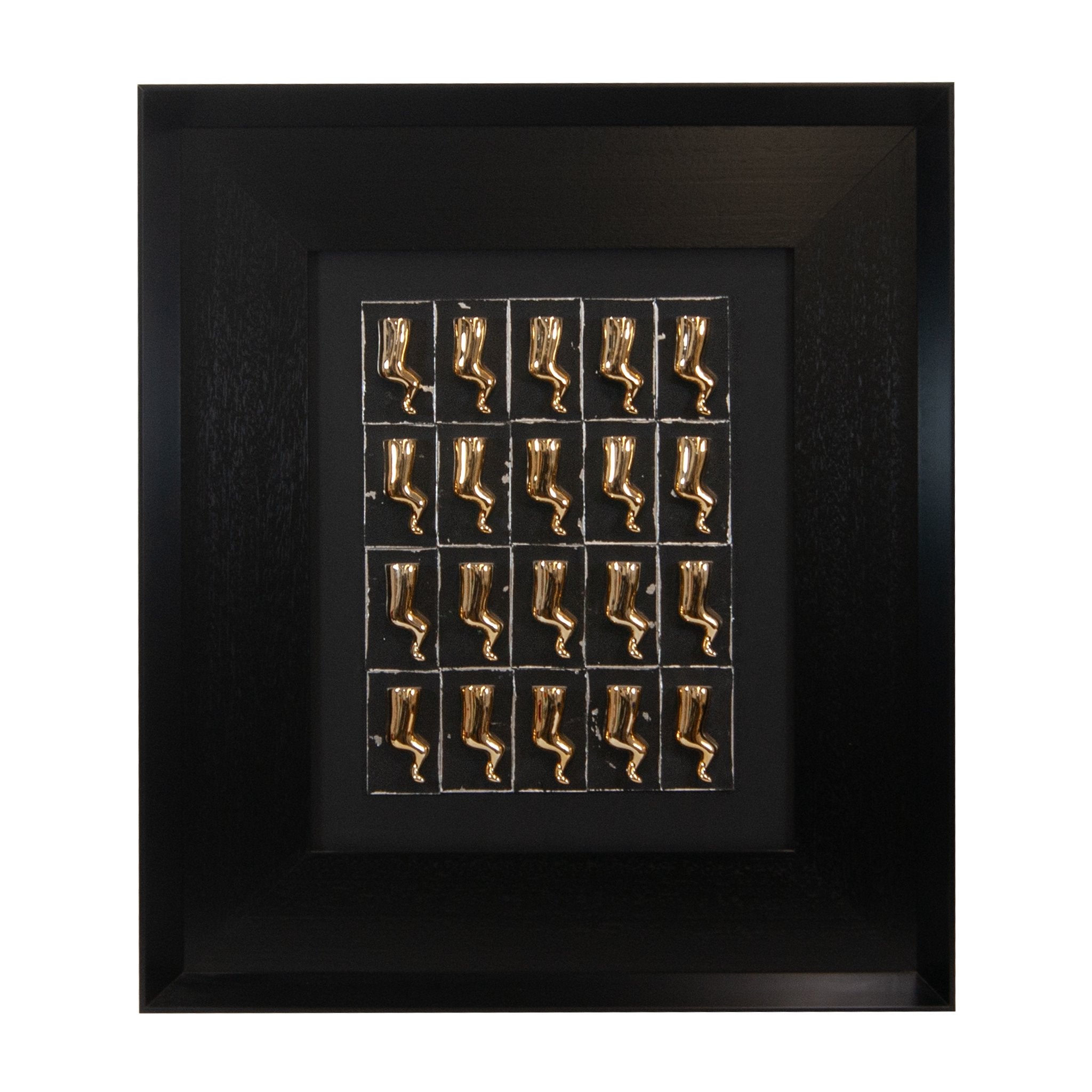 Multicorni - quadro con sculture in resina cromata oro su cartoncini bordo argento su fondo nero con cornice artigianale italiana