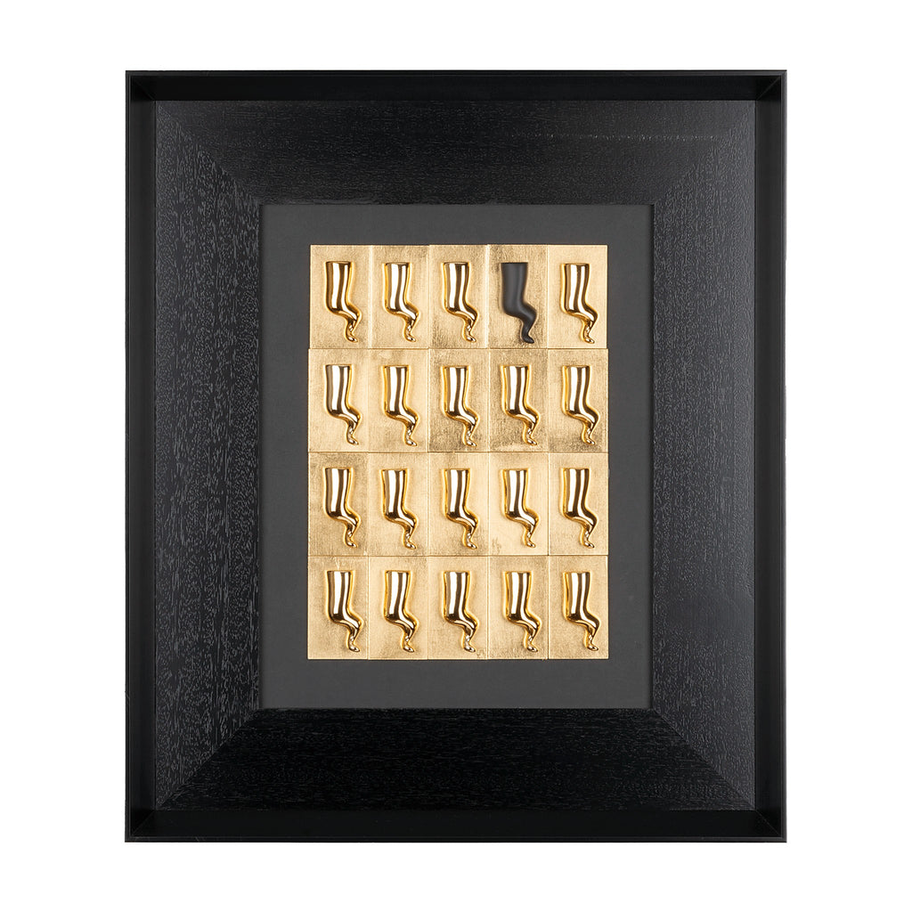 Multicorni - quadro con sculture in resina cromata e uno nero su cartoncini oro foglia su fondo nero (vers.60x70)