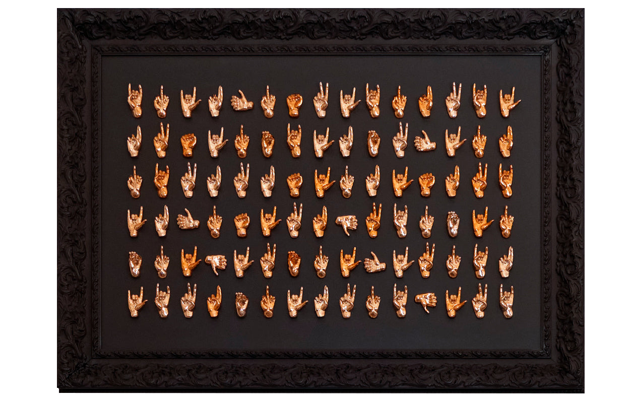 Multimani - quadro fondo nero con sculture in resina cromata oro e rame e protetto da cornice artigianale italiana