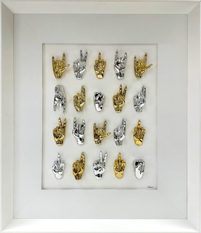 Multimani - sculture in resina cromata argento e oro in quadro fondo bianco con cornice artigianale italiana (vers.60x70)