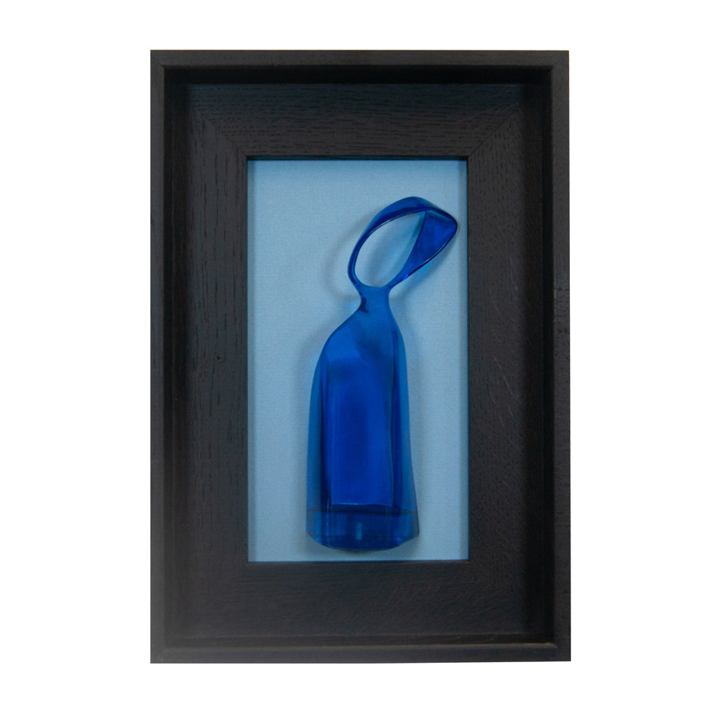 Fides qua - scultura in resina colorata blu trasparente su quadro fondo nero