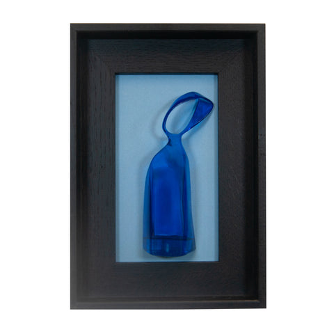 Fides qua - scultura in resina colorata blu trasparente su quadro fondo nero