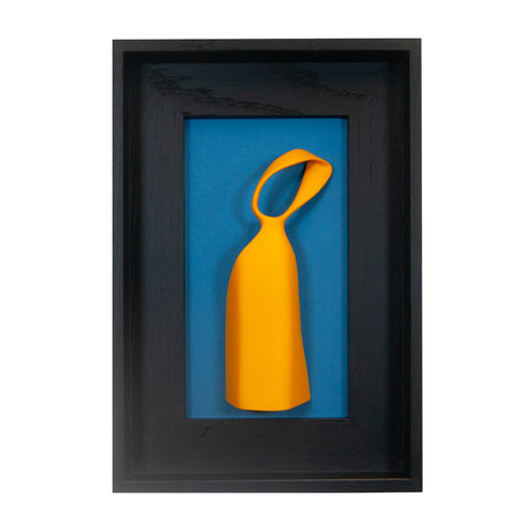 Fides qua - scultura in resina colorata gialla su quadro fondo nero