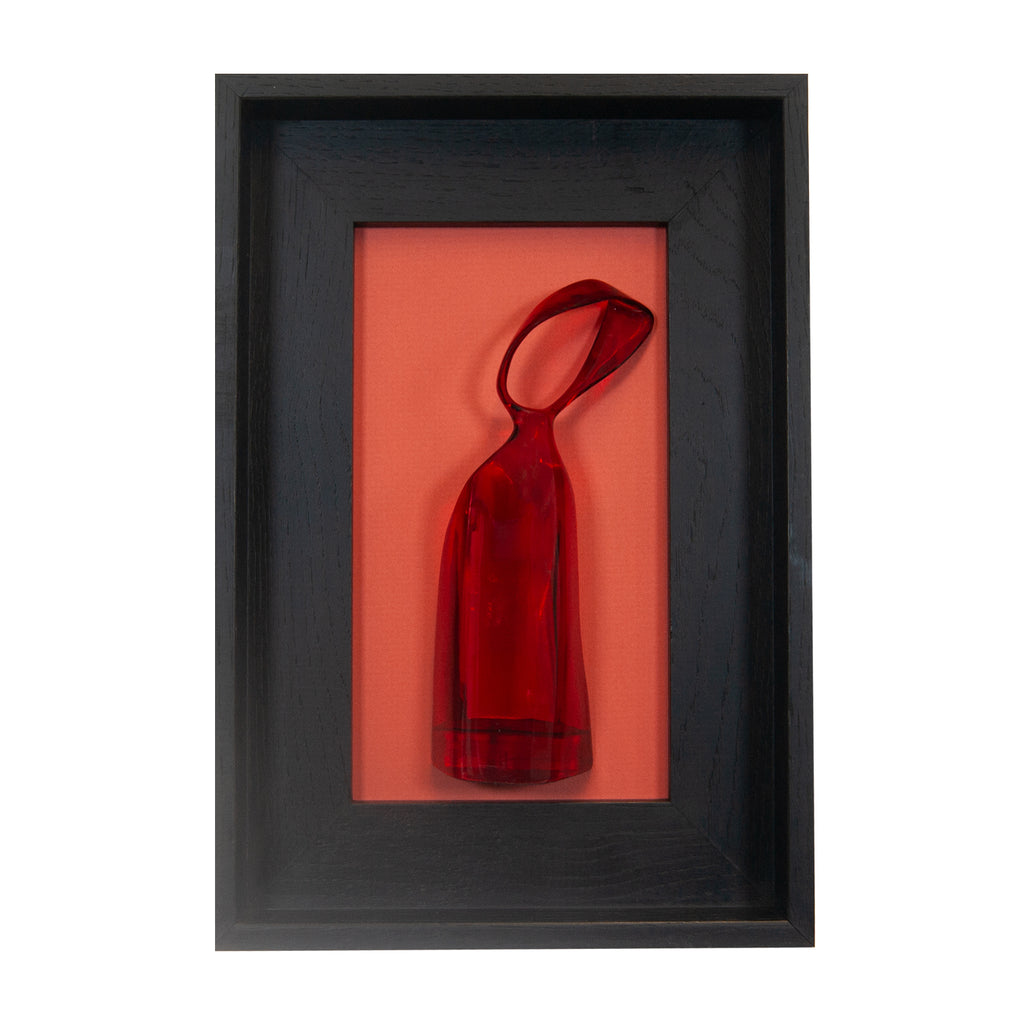 Fides qua - scultura in resina colorata rossa trasparente su quadro fondo nero