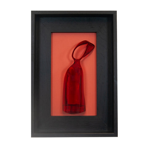 Fides qua - scultura in resina colorata rossa trasparente su quadro fondo nero