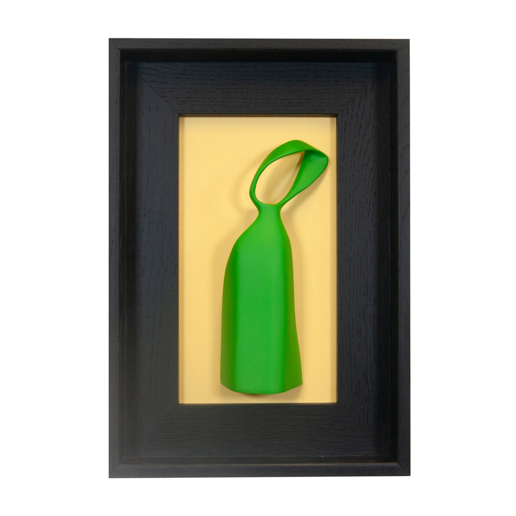 Fides qua - scultura in resina colorata verde trasparente su quadro fondo nero