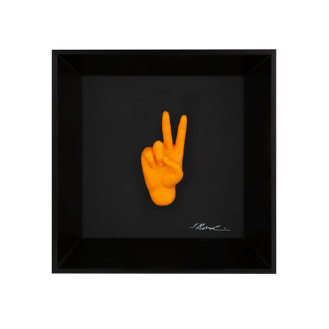 Prufessó, posso andare in bagno? - il linguaggio delle mani con scultura in resina colorata su quadro fondo nero con cornice artigianale italiana