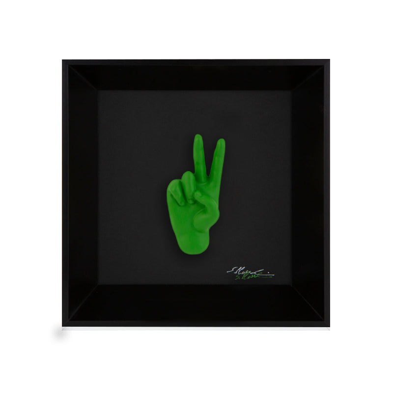 Prufessó, posso andare in bagno? - il linguaggio delle mani con scultura in resina colorata su quadro fondo nero con cornice artigianale italiana