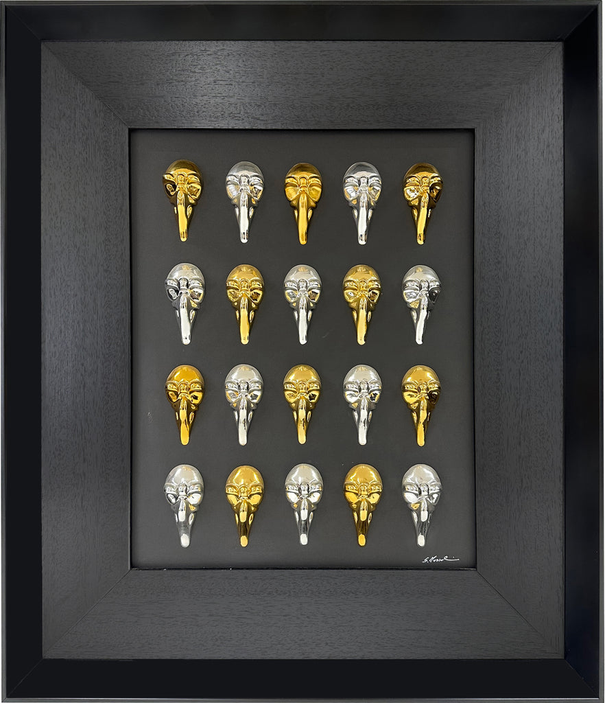 Multi pullecenella - sculture della maschera di napoli in resina cromata argento e oro in quadro fondo nero