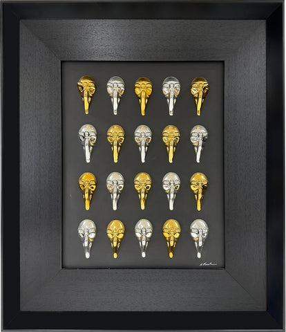 Multi pullecenella - sculture della maschera di napoli in resina cromata argento e oro in quadro fondo nero
