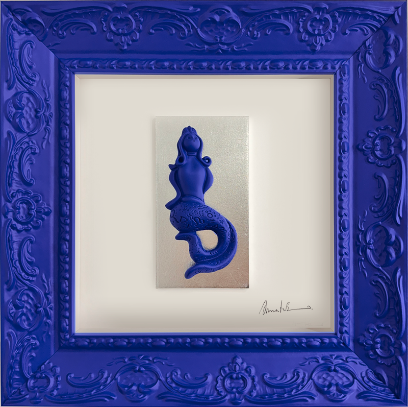 Regina Partenope - scultura in resina colorata blu della sirena Regina Partenope su cartoncino argento foglia in cornice artigianale italiana