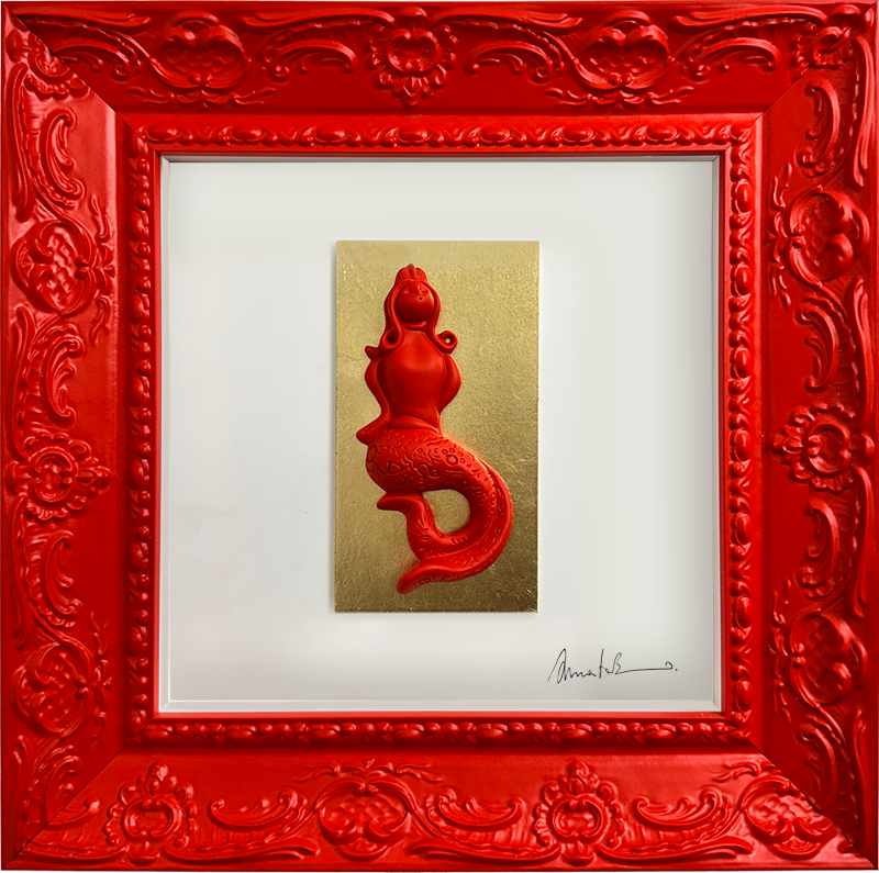 Regina Partenope - scultura in resina colorata rossa della sirena Regina Partenope su cartoncino oro foglia in cornice artigianale italiana