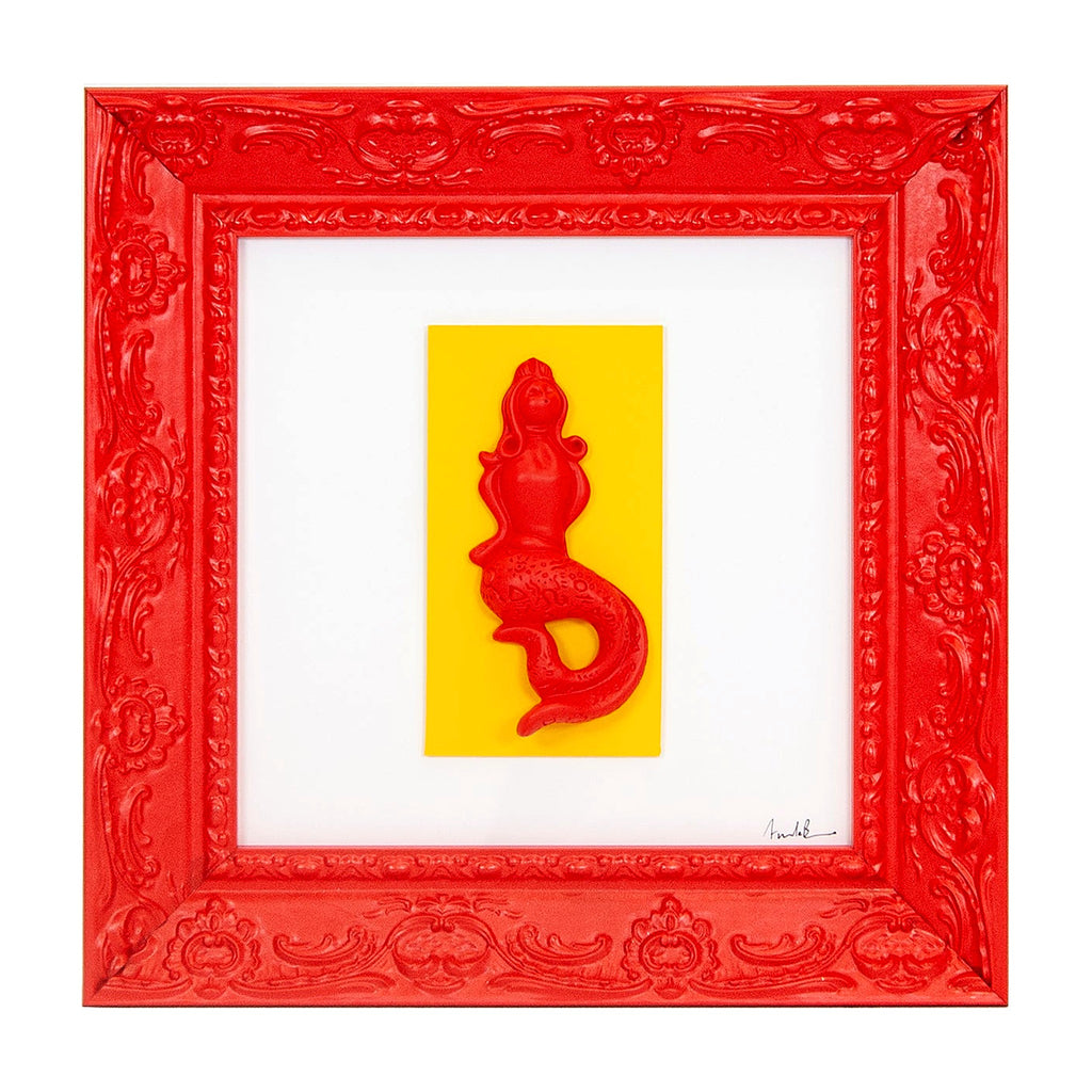 Regina Partenope - scultura in resina colorata rosso della sirena Regina Partenope su cartoncino giallo in cornice artigianale italiana