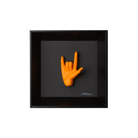 Rock 'n roll - il linguaggio delle mani con scultura in resina su quadro fondo nero con cornice artigianale italiana