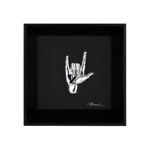 Rock 'n roll - il linguaggio delle mani con scultura in resina cromata su quadro fondo nero con cornice artigianale italiana