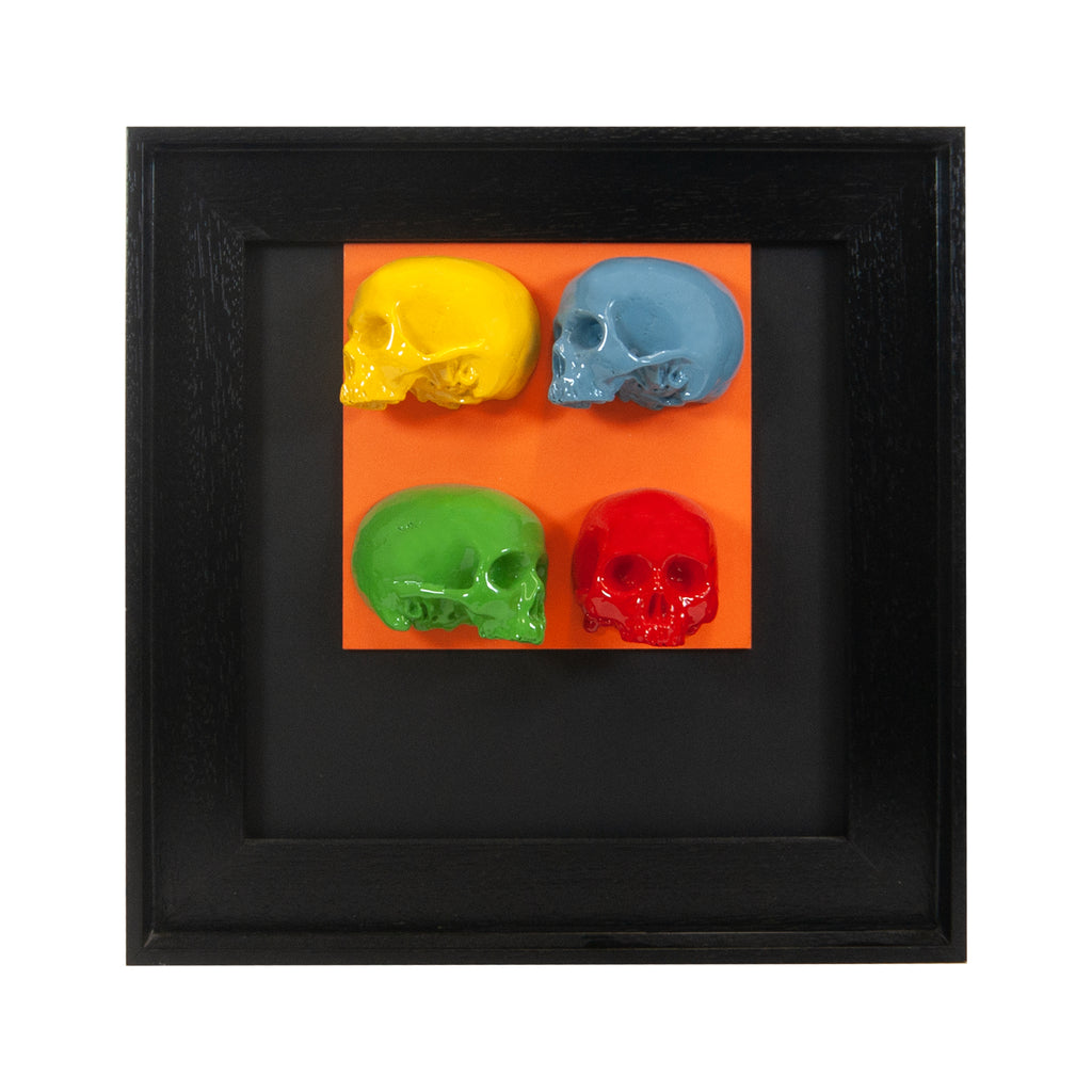 'E capuzzelle, il Culto delle Anime Pezzentelle - Teschi in sculture di resina colorata su cartoncini colorati su fondo nero in cornice artigianale italiana (vers.30x30)