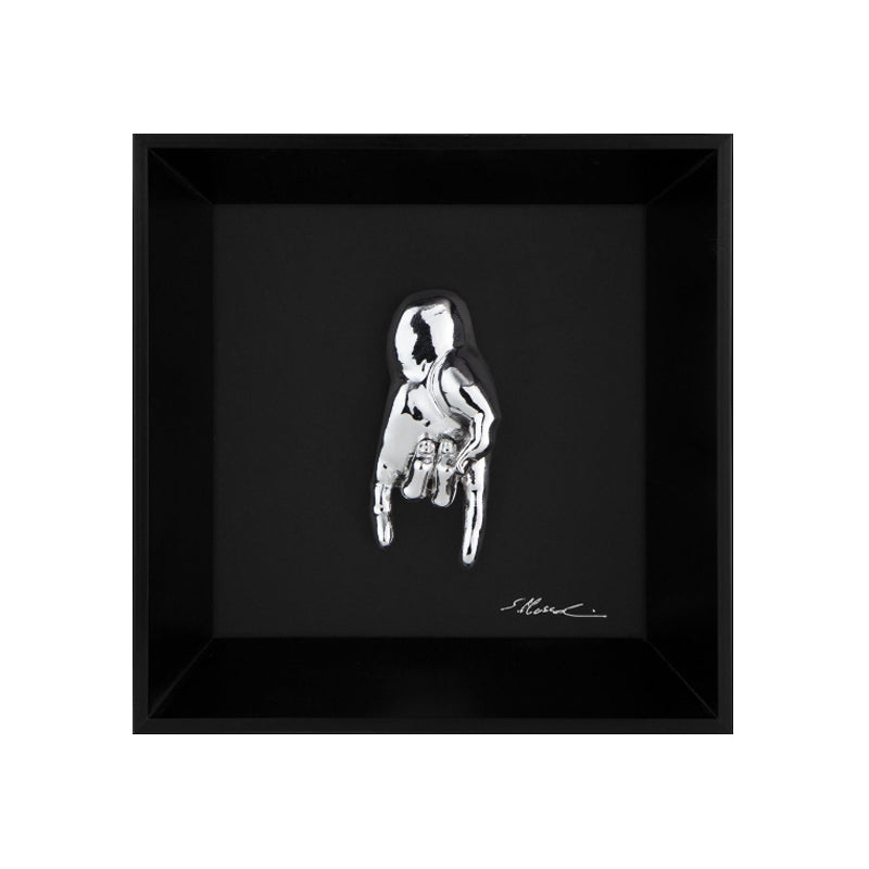 Tié tiè - il linguaggio delle mani con scultura in resina cromata su quadro fondo nero con cornice artigianale italiana
