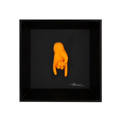 Tié tiè - il linguaggio delle mani con scultura in resina su quadro fondo nero con cornice artigianale italiana