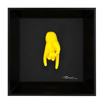 Tié tiè - il linguaggio delle mani con scultura in resina su quadro fondo nero con cornice artigianale italiana
