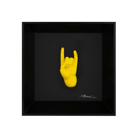 Tien 'e ccorn - il linguaggio delle mani con scultura in resina su quadro fondo nero con cornice artigianale italiana