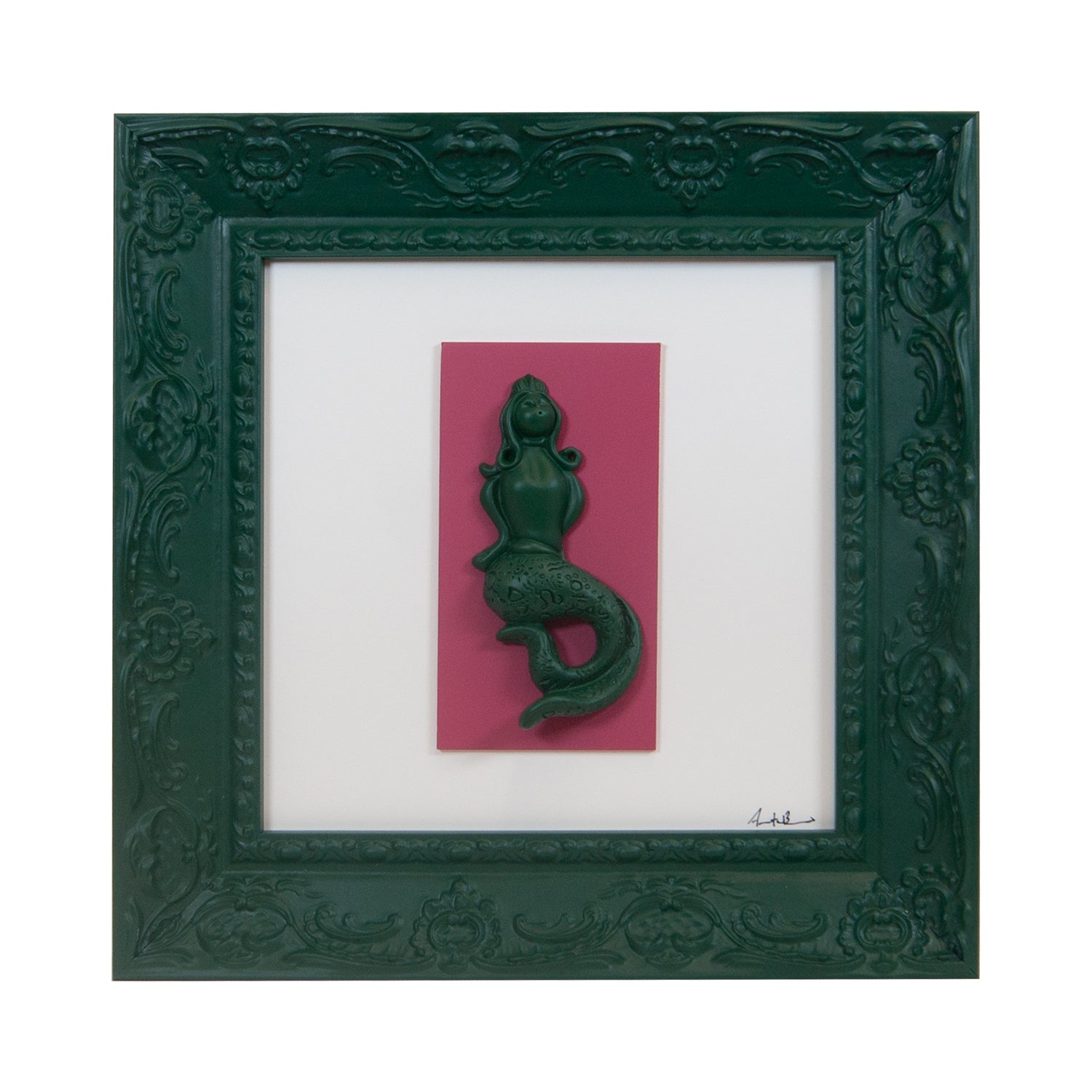 Regina Partenope - scultura in resina colorata verde della sirena Regina Partenope su cartoncino fuchsia in cornice artigianale italiana