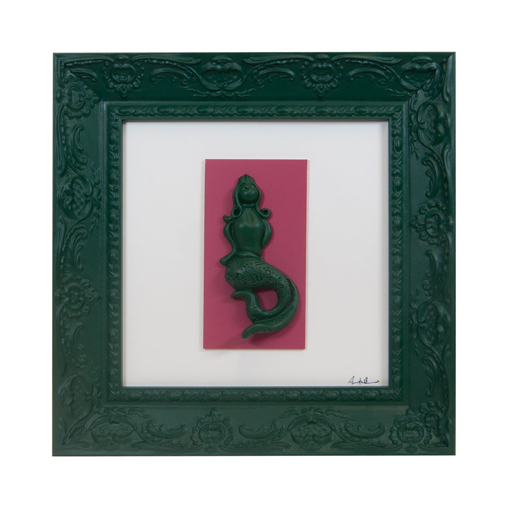 Regina Partenope - scultura in resina colorata verde della sirena Regina Partenope su cartoncino fuchsia in cornice artigianale italiana