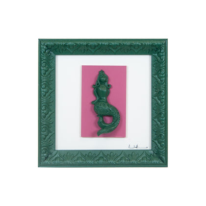 Regina Partenope - scultura in resina colorata verde della sirena Regina Partenope su cartoncino fuchsia in cornice artigianale italiana (vers.piccola)