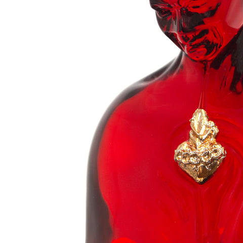 Man in black - scultura in resina trasparente rossa e cuore in oro cromato (vers.27x18 cm)