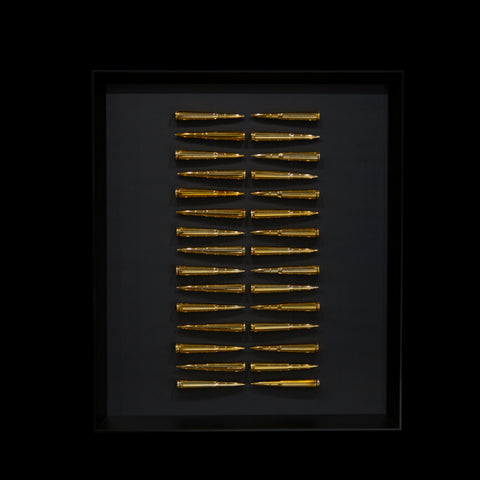 Trenta Botte - composizione di proiettili in resina colorata su quadro fondo nero e cornice artigianale italiana