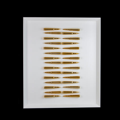 Trenta Botte - composizione di proiettili in resina colorata su quadro fondo bianco e cornice artigianale italiana