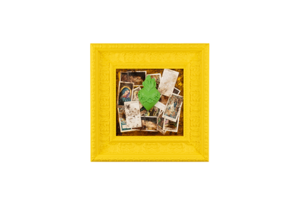 Devozione, edicola votiva - sculture in resina colorata con grafiche su quadro giallo (vers. 47x47)