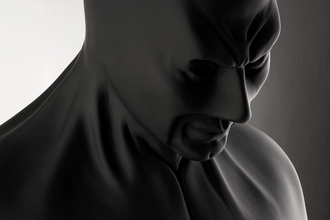 Man in black - scultura in resina opaca con il cuor sacro di Gesu (vers.80x50 cm)